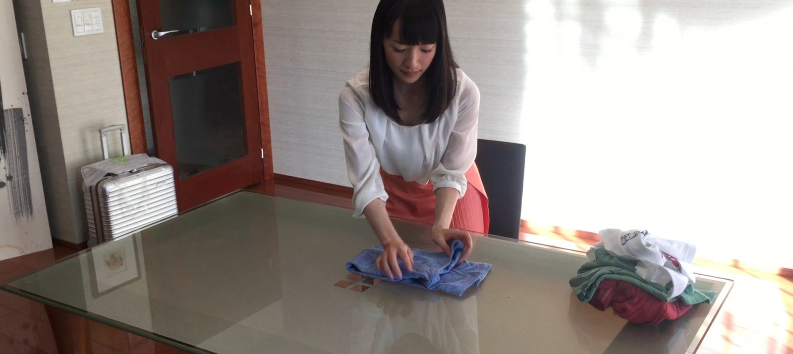 How To Fold A Shirt Origami Marie Kondo Shows You How To Fold And Store A Shirt