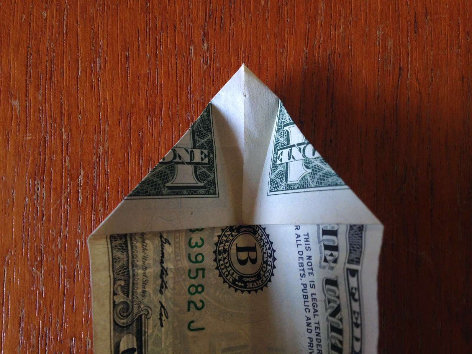 Складываем купюру. Сложить доллар треугольником. Сложить купюру треугольником. Треугольник из купюры. Купюра с треугольником.